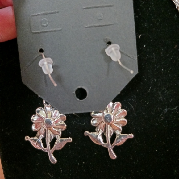 2 item-FAUX TURQUOISE & FLOWER GEMSTONE SILVERTONE NECKLACE & SUNFLOWER EARRINGS - Picture 10 of 10